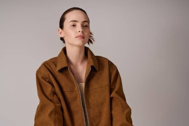 Şık, genç bir kadın zarif bir stüdyoda kendine has modasını sergiliyor..