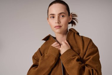 Genç bir kadın modaya uygun, büyük beden bir elbiseyle poz veriyor. Zarafet ve tarz yayıyor..