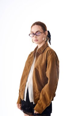 Şık genç kadın şık bir elbise içinde şık bir şekilde poz veriyor. Havalı bir tarzı ve kendine güveni var..