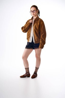 Moda anlayışı ve çekiciliğiyle modern bir kıyafetin içinde kendine güvenen zarif genç bir kadın..