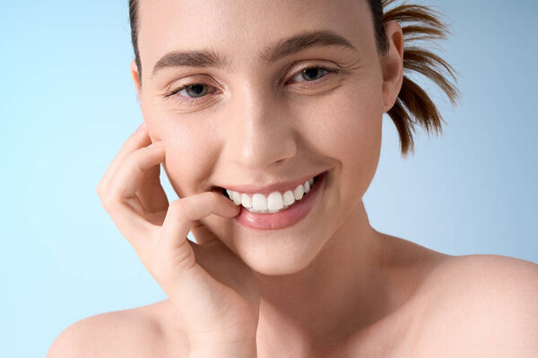 Молодая женщина излучает очарование и уверенность своей стильной улыбкой и современной модой.