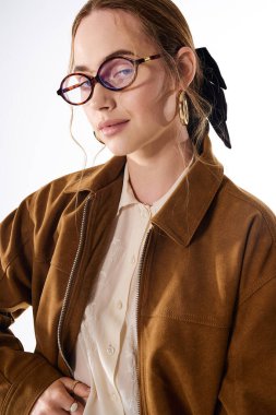 Genç bir kadın modern moda anlayışını, zarif aksesuarları ve kendine güvenen duruşuyla sergiliyor..