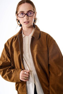 Genç, şık bir kadın kendine güvenerek parlak bir stüdyoda duruyor..