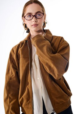 Şık bir kadın zarif pozlar veriyor, çağdaş moda eğilimlerini zarafet ve duruş ile vurguluyor..