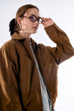 Genç ve güzel bir kadın modaya uygun kıyafetini ve eşsiz tarzını sergiliyor. Kendine güveni tam..