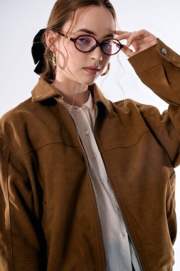 Modayı takip eden genç bir kadın, kendine güvenerek kendine özgü moda anlayışını ve çekiciliğini sergiliyor..