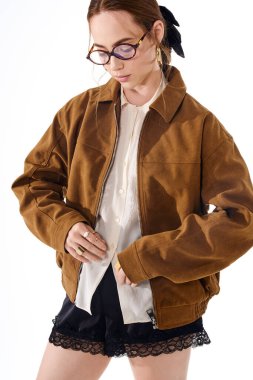 Şık bir genç kadın şık bir ceket ve şort giyer. Kendine güveni ve cazibesi vardır..