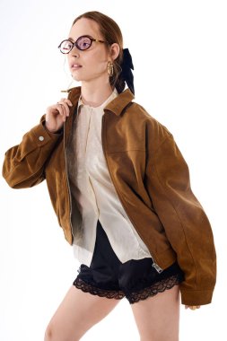 Kendine güveni yüksek genç bir kadın zarif poz verirken eşsiz moda anlayışını sergiliyor..