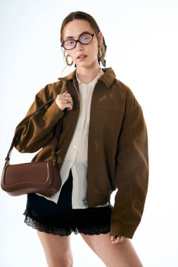 Modaya uygun genç bir kadın göz alıcı bir kıyafet sunuyor. İçinde kaliteli, yaratıcı unsurlar var..