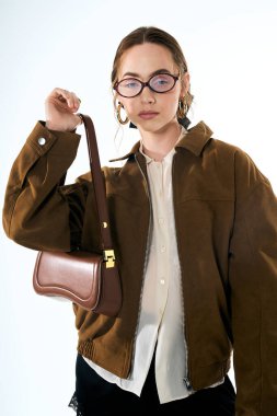 Modayı takip eden kadın zarif bir şekilde modaya uygun bir şekilde poz veriyor, benzersiz tarzını vurguluyor..