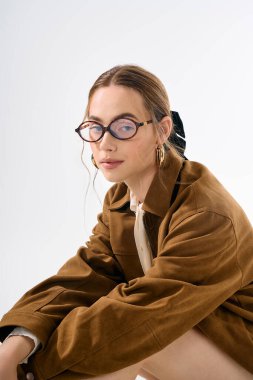 Genç, güzel bir kadın modern bir stüdyoda şık bir şekilde poz veriyor..