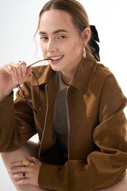 Kendine güvenen bir kadın modaya uygun kıyafetlerini ve aksesuarlarını sergilemekten zevk alır..