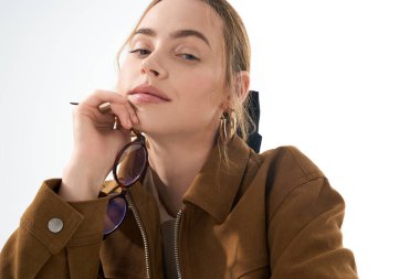 Tarz sahibi genç bir kadın özenli bir şekilde poz veriyor, eşsiz modasını sergiliyor..