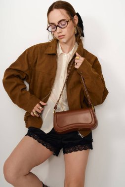 Modayı takip eden kadın, modern moda eğilimlerini yansıtan şık kıyafetler giyiyor..