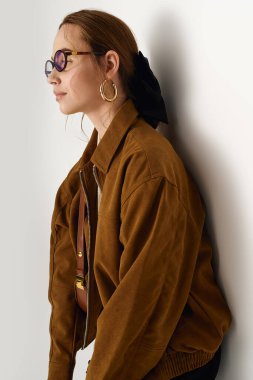 Şık giyinen, kendine güvenen, modern moda eğilimleri ve zarafeti somutlaştıran genç bir kadın..