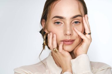 Gençlik güzelliği özgüven ve cazibe yayar. Yumuşak bir zemine karşı zarafetle poz verirken..