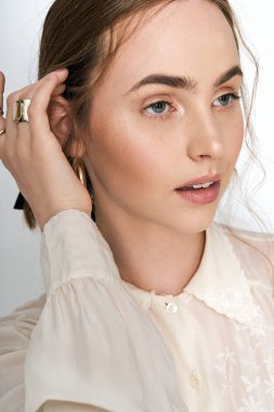 Genç bir kadın zarif aksesuarlarıyla eşsiz tarzını hassas bir moda anında ön plana çıkarıyor..