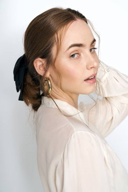 Çekici genç kadın, modaya uygun aksesuarlar ve kendine güveniyle eşsiz modasını sergiliyor..