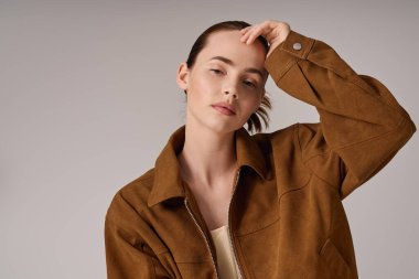 Büyüleyici özellikleri olan zarif bir genç kadın modern moda anlayışını sergiliyor..