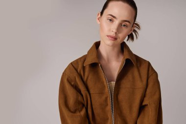 Şık bir kadın zarif pozlar, şık bir moda ve ışıl ışıl bir gülümseme..