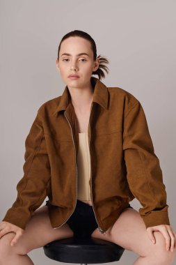 Bu genç kadın modern moda eğilimlerini gösterişli tarzıyla özdeşleştiriyor..