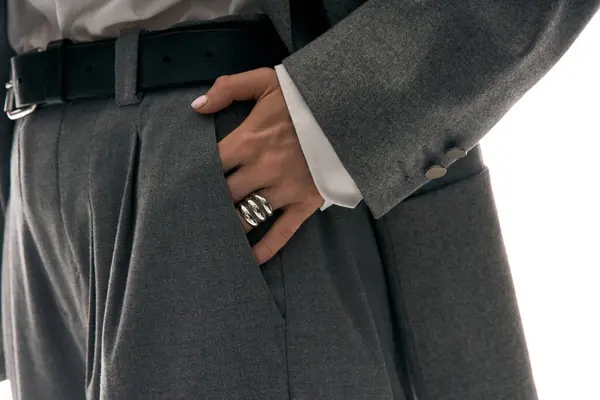 Стильна молода жінка впевнено позує на яскравий фон, демонструючи елегантність. — стокове фото