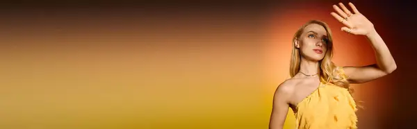 Eine junge Frau in trendiger Kleidung posiert selbstbewusst, erleuchtet von warmen, goldenen Tönen in der Dämmerung. — Stockfoto