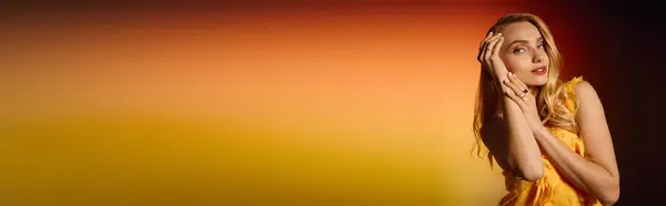 Eine junge Frau präsentiert ihr schickes Outfit, während sie anmutig in einem warmen Schein der Farben des Sonnenuntergangs posiert. — Stockfoto