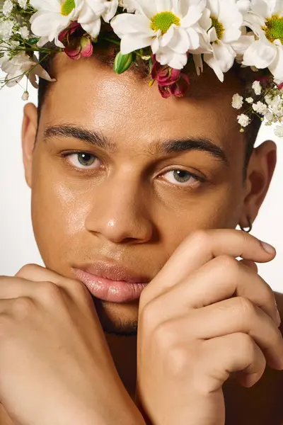 A young African American man poses with a floral crown, showcasing confidence and beauty. — Stock Photo