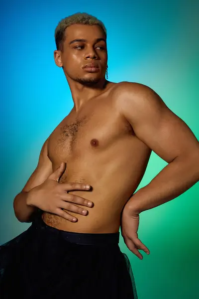 A muscular young African American man poses confidently, highlighting his fashion and dyed hair. — Stock Photo