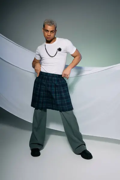 A young african american man confidently poses in a stylish outfit featuring dyed hair. — Stock Photo