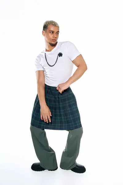 A young Black man with dyed hair poses confidently in a stylish, expressive outfit. — Stock Photo