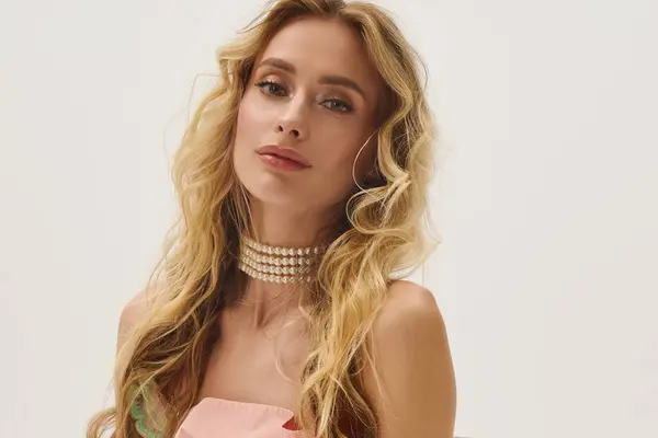 Une jeune, belle blonde modèles mode élégante, posant gracieusement à la lumière naturelle. — Photo de stock