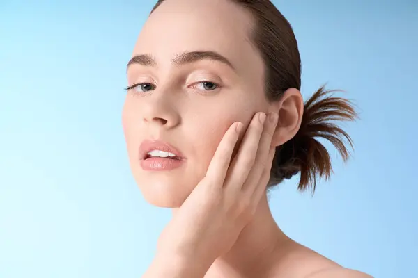Stylish young woman poses gracefully, showcasing her fresh makeup and effortless charm. — Stock Photo