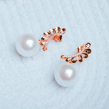 luxury gold and diamond jewelery