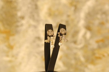 luxury gold and diamond jewelery