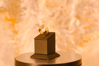 luxury gold and diamond jewelery