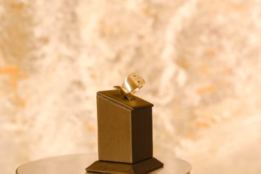 luxury gold and diamond jewelery