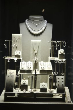 luxury gold and diamond jewelery