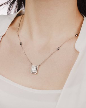 luxury gold and diamond jewelery