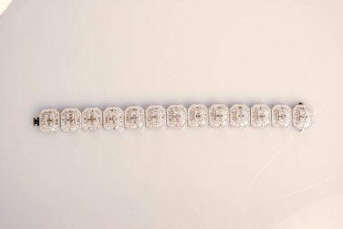 luxury gold and diamond jewelery