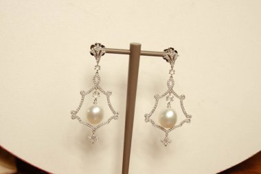 luxury gold and diamond jewelery