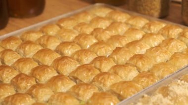 Geleneksel hindistancevizli tatlı baklavası. Ev yapımı fındıklı ve ballı baklava..