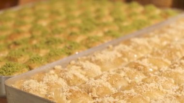 Geleneksel hindistancevizli tatlı baklavası. Ev yapımı fındıklı ve ballı baklava..