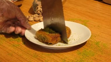Geleneksel hindistancevizli tatlı baklavası. Ev yapımı fındıklı ve ballı baklava..