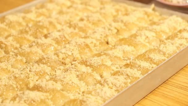 用腰果 核桃烘焙的传统土耳其甜点 带有坚果和蜂蜜的自制面包片 — 图库视频影像