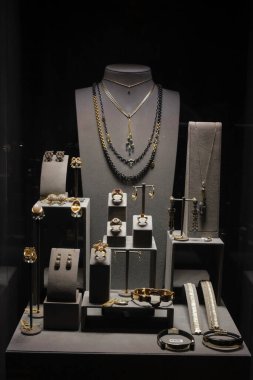 luxury gold and diamond jewelery