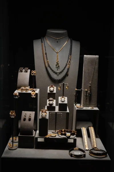 奢侈的黄金和钻石首饰 — 图库照片