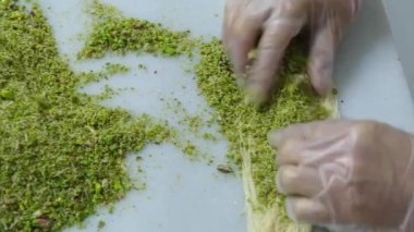 Geleneksel hindistancevizli tatlı baklavası. Ev yapımı fındıklı ve ballı baklava..