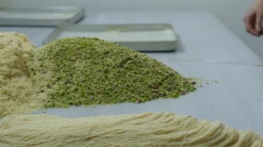 Geleneksel hindistancevizli tatlı baklavası. Ev yapımı fındıklı ve ballı baklava..